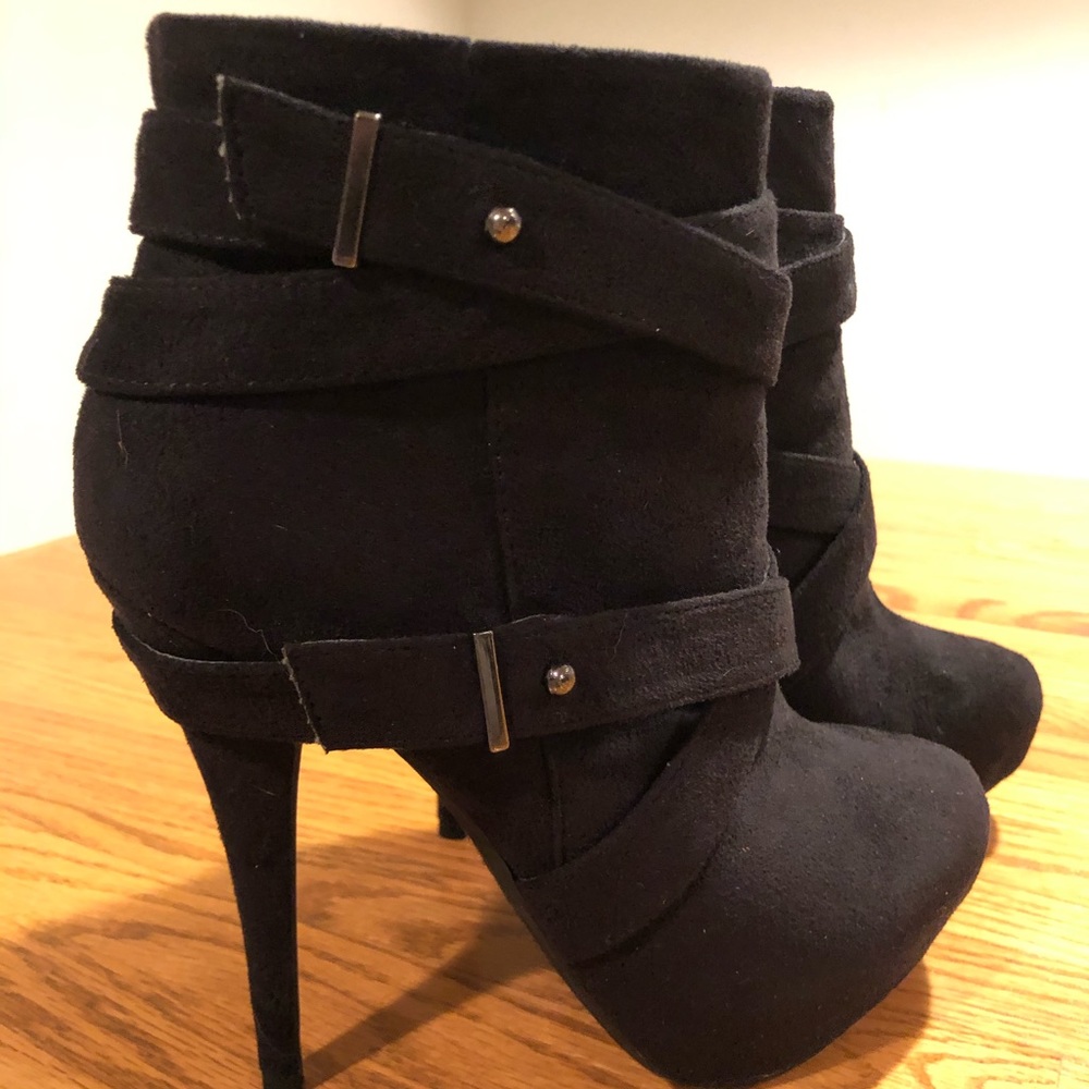 shi by Journeys black booties size 7